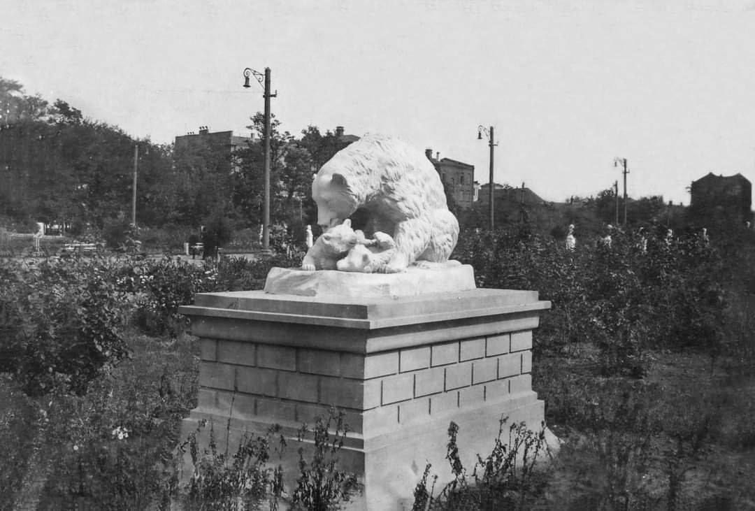 Скульптура в парке. Фото из коллекции В. Усенко