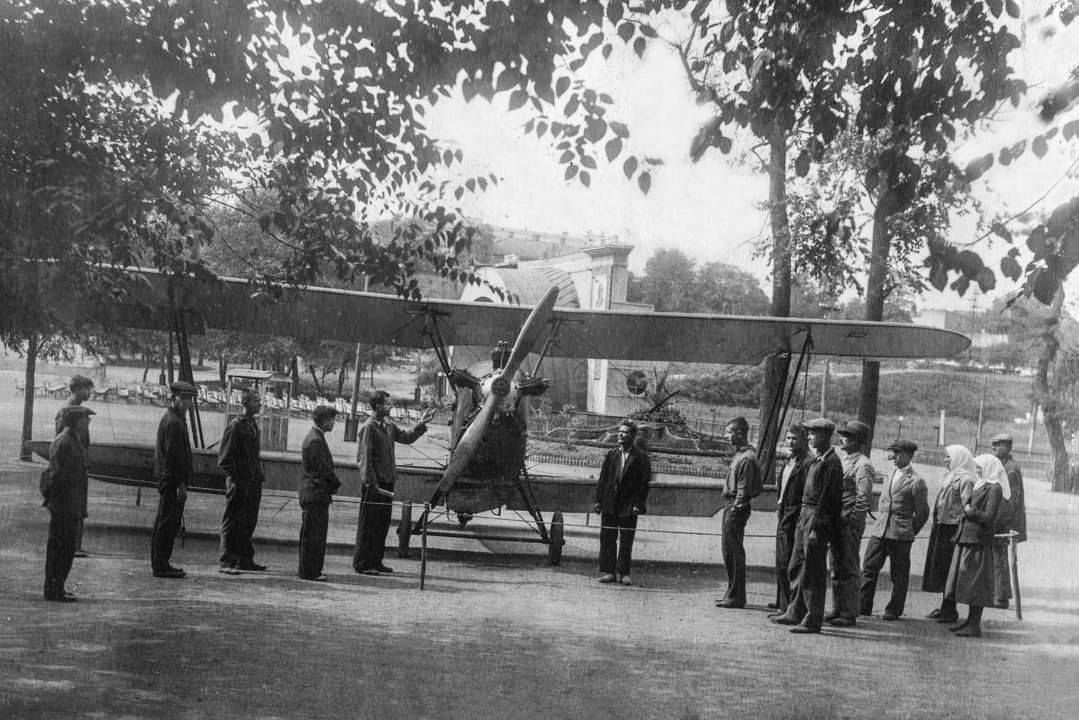 Самолет в парке Глобы. Фото из коллекции В. Усенко