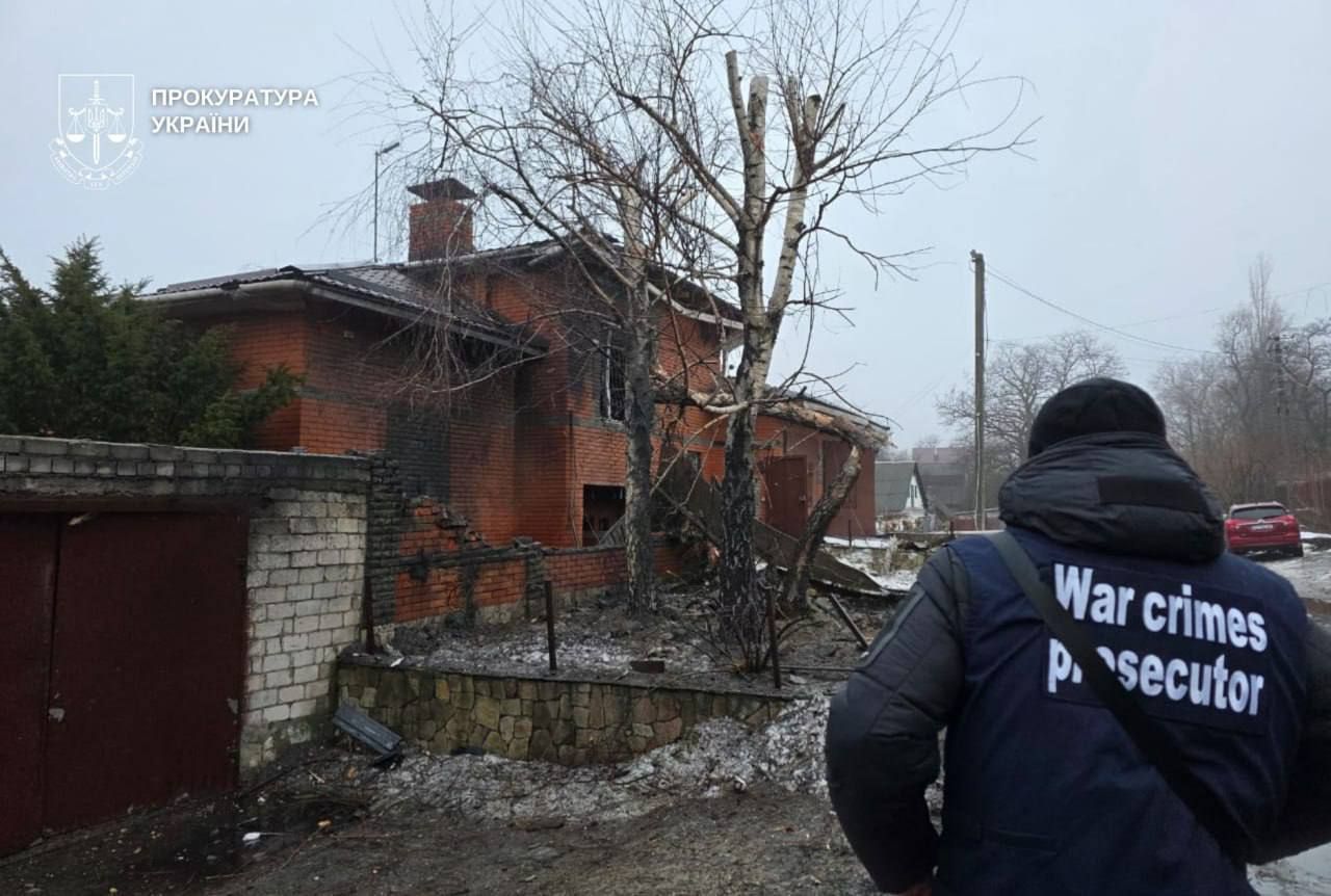 У прокуратурі та поліції показали фото з місць атаки на Дніпро