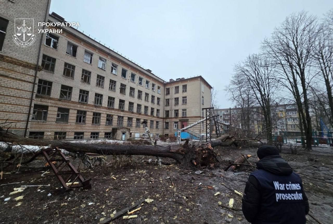 У прокуратурі та поліції показали фото з місць атаки на Дніпро