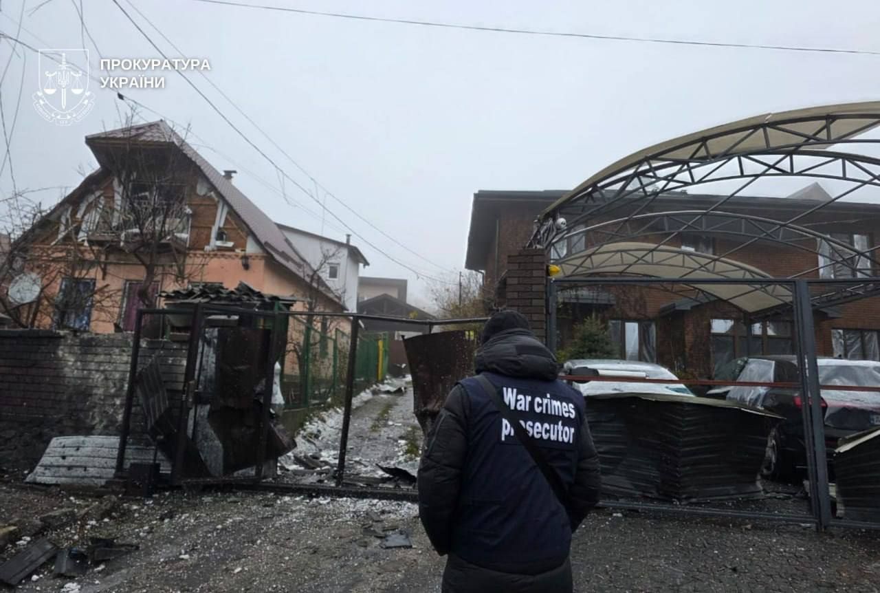 У прокуратурі та поліції показали фото з місць атаки на Дніпро