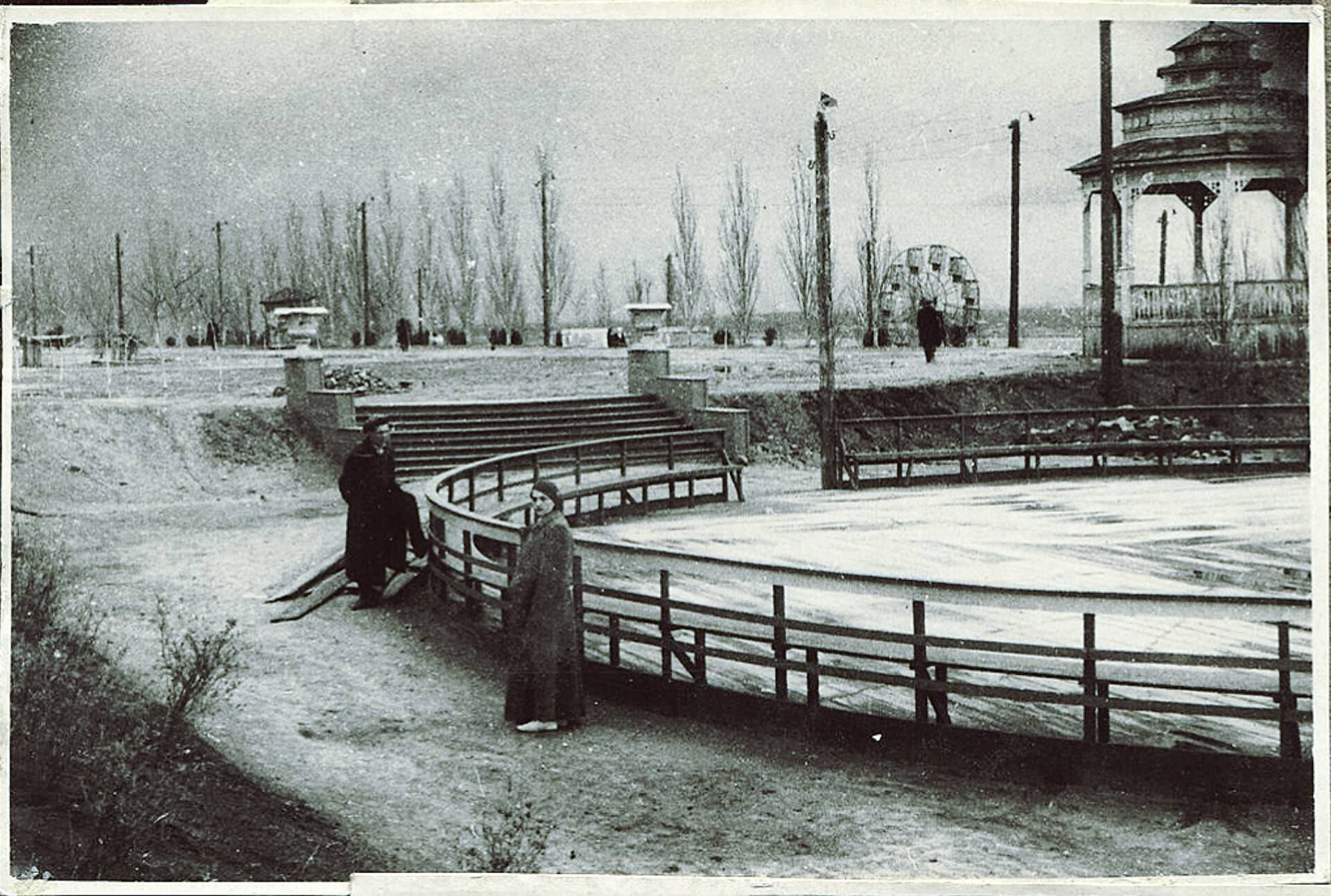 Горожане у катка