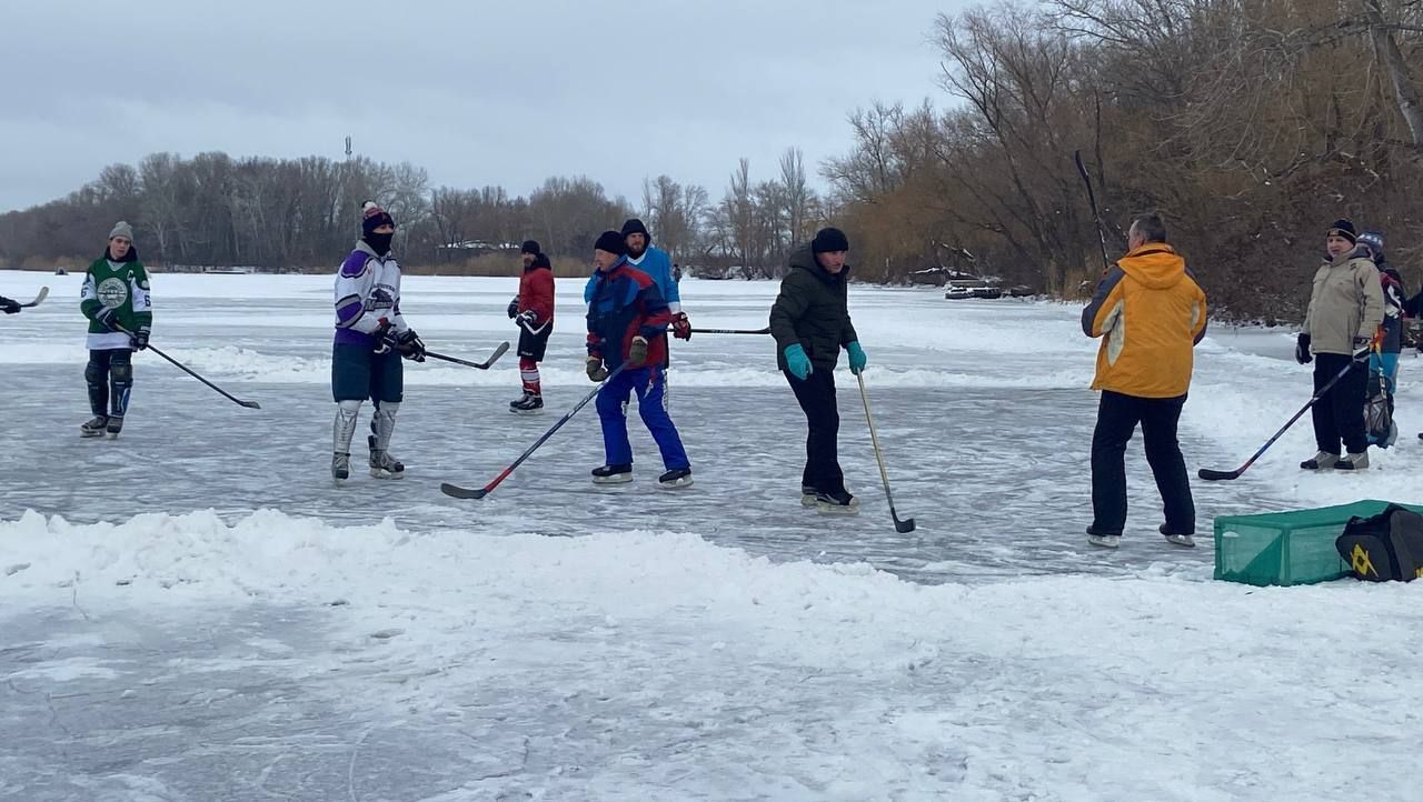 Люди грають в хокей на Дніпрі