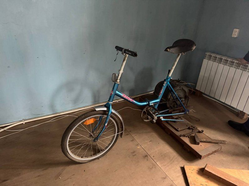 Велогенератор, яким користується чоловік