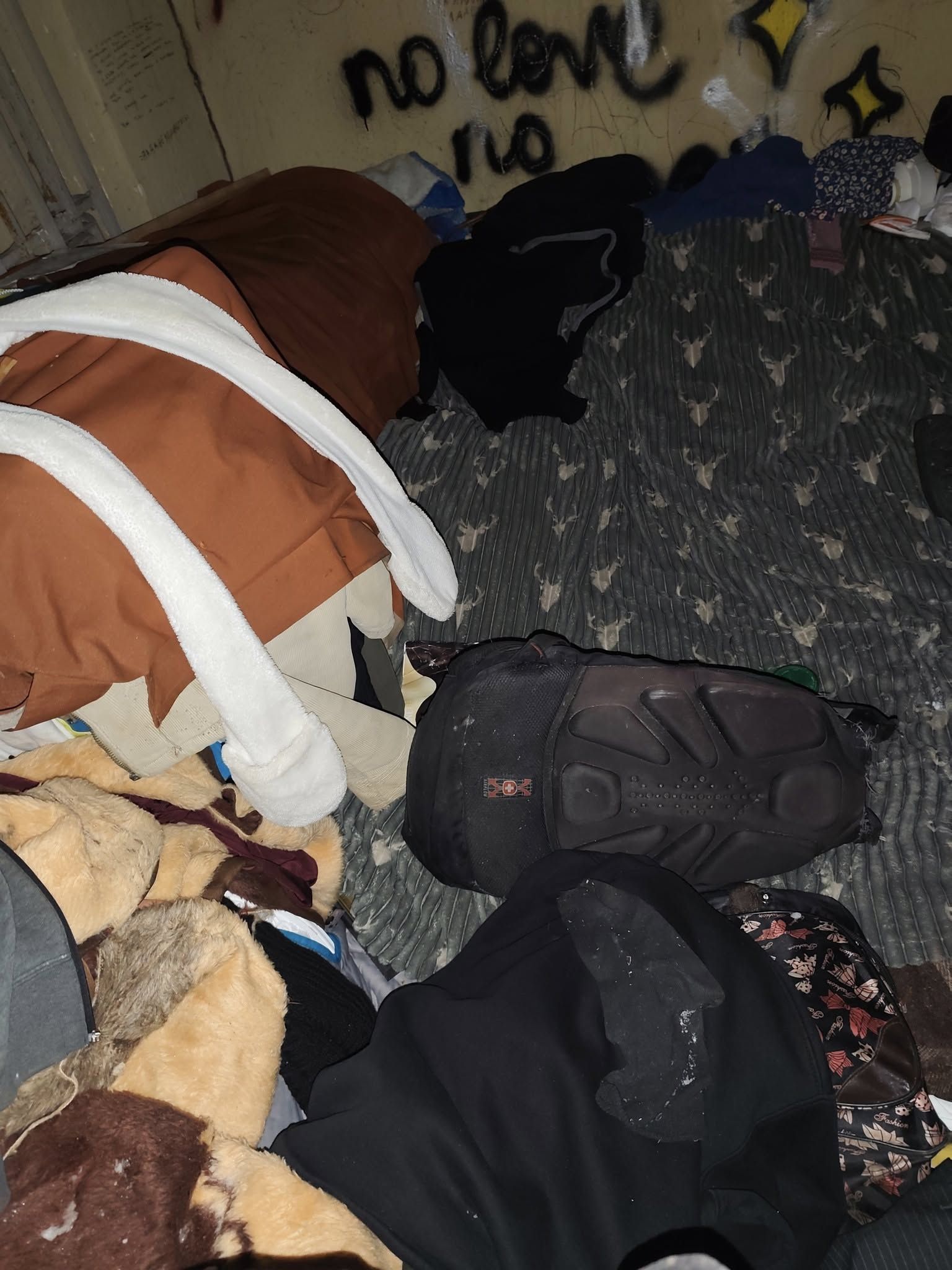 617783353_1873923216598524_3706053632059953017_n На задньому дворі лежить купа одягу