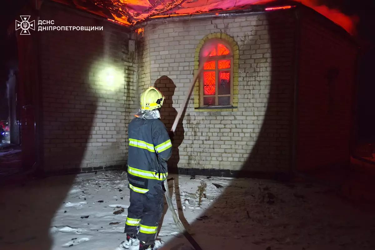 Масштабный пожар площадью 300 кв.м: на Днепропетровщине ночью горела церковь