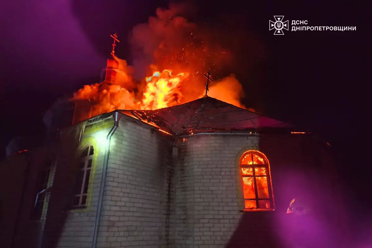 Масштабный пожар площадью 300 кв.м: на Днепропетровщине ночью горела церковь