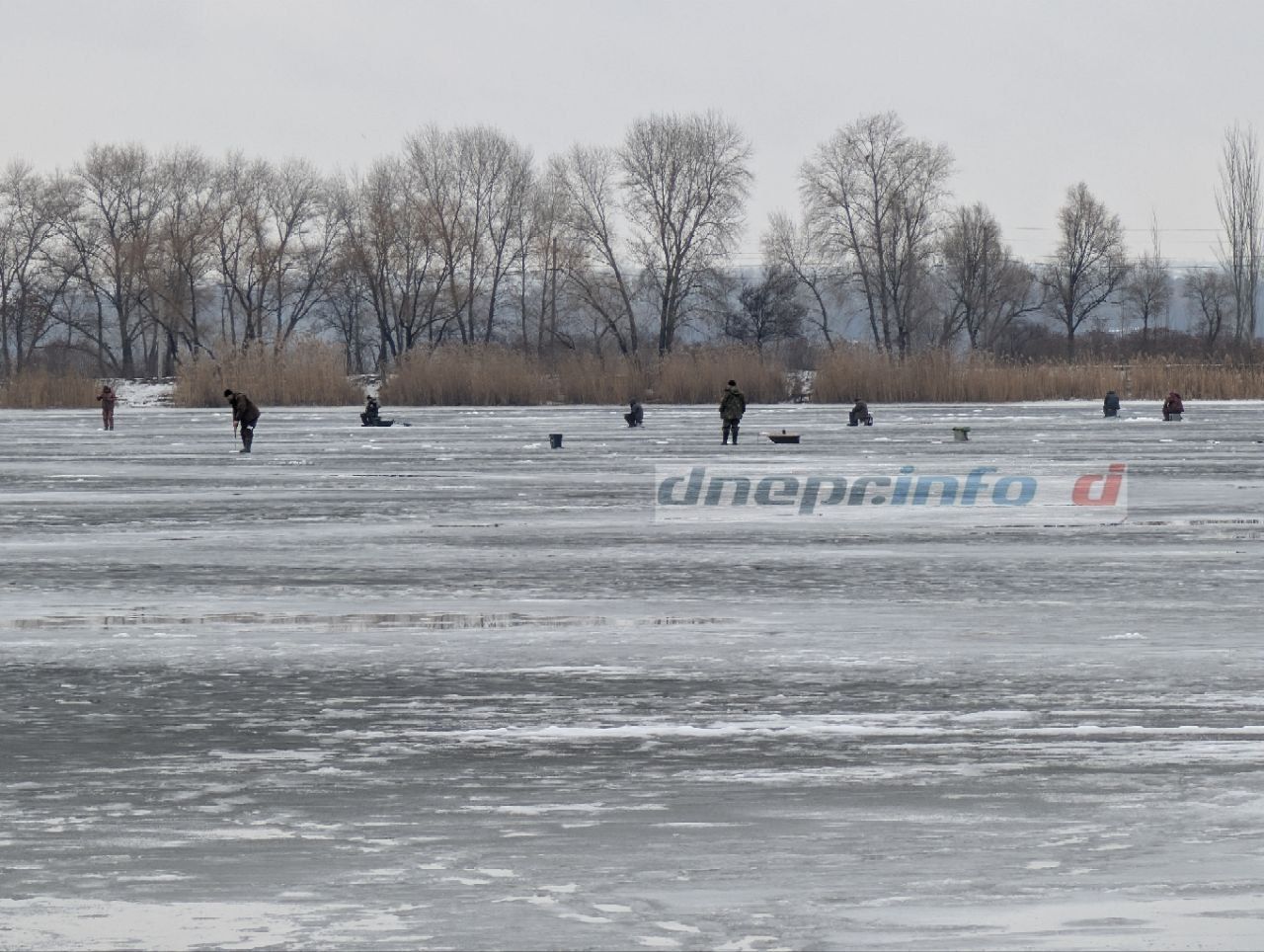 Некоторые рыбаки соблюдают социальную дистанцию