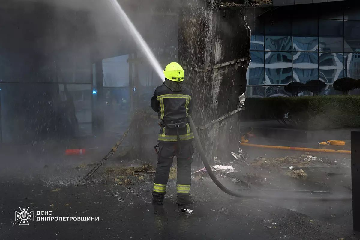 У Дніпрі на Набережній Перемоги горів бізнес-центр: деталі від ДСНС