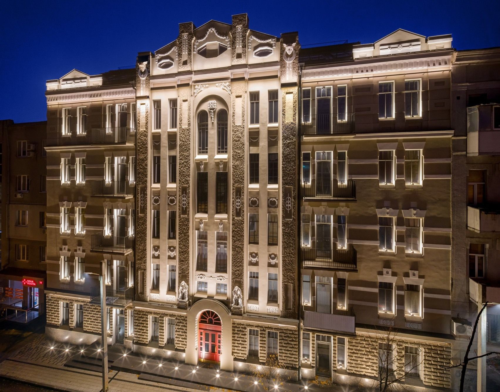 Компанія з Дніпра підсвітила легендарний Будинок Розенфельда у Харкові 