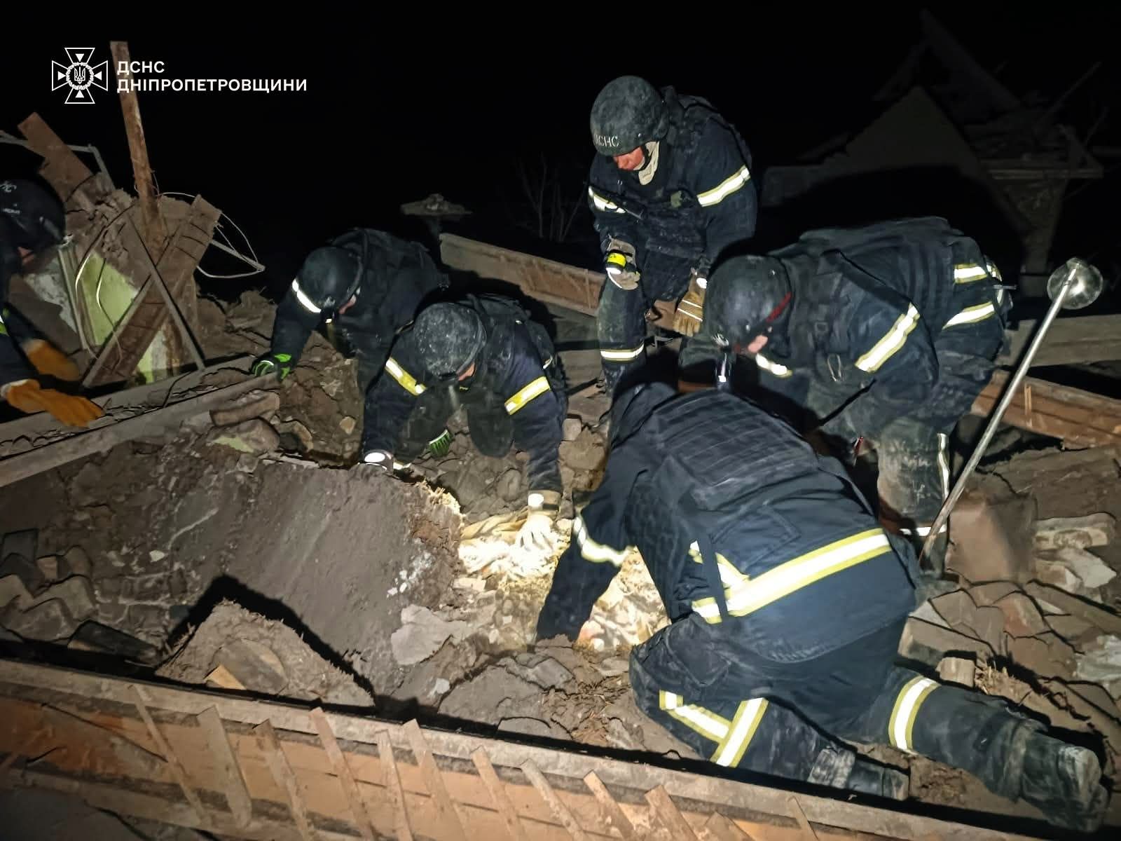 Рятувальники знайшли під завалами людину