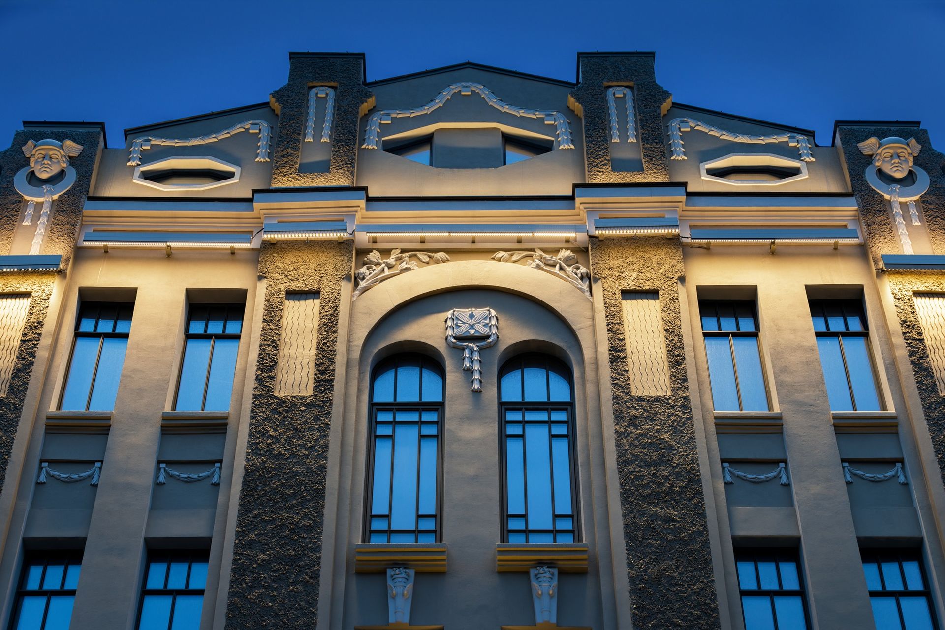 Компанія з Дніпра підсвітила легендарний Будинок Розенфельда у Харкові 