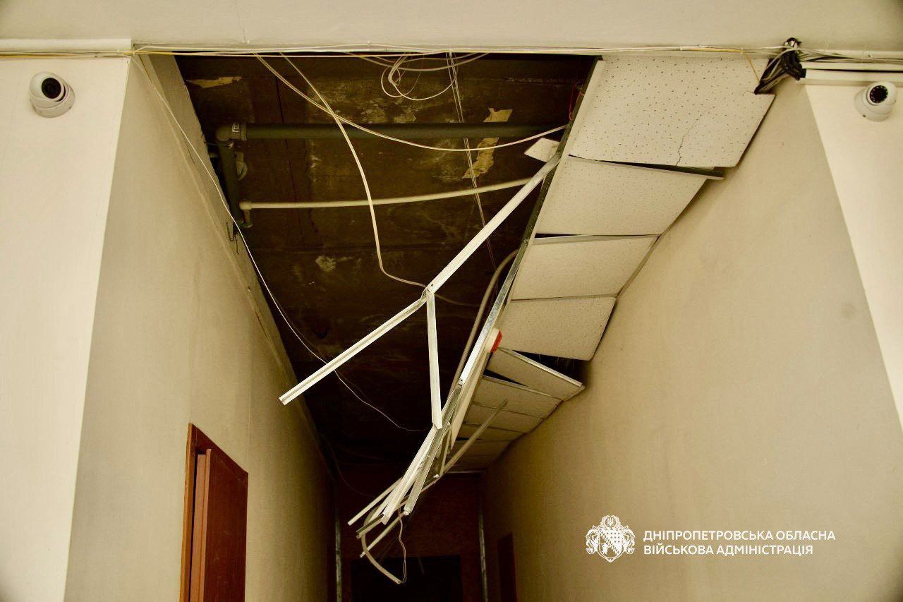 Поврежден потолок в пострадавшем здании от взрыва. Фото: ДнепрОВА