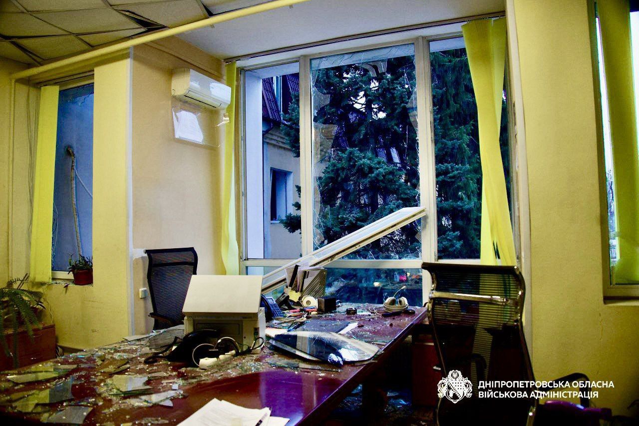 Здание после вражеской атаки. Фото: ДнепрОВА