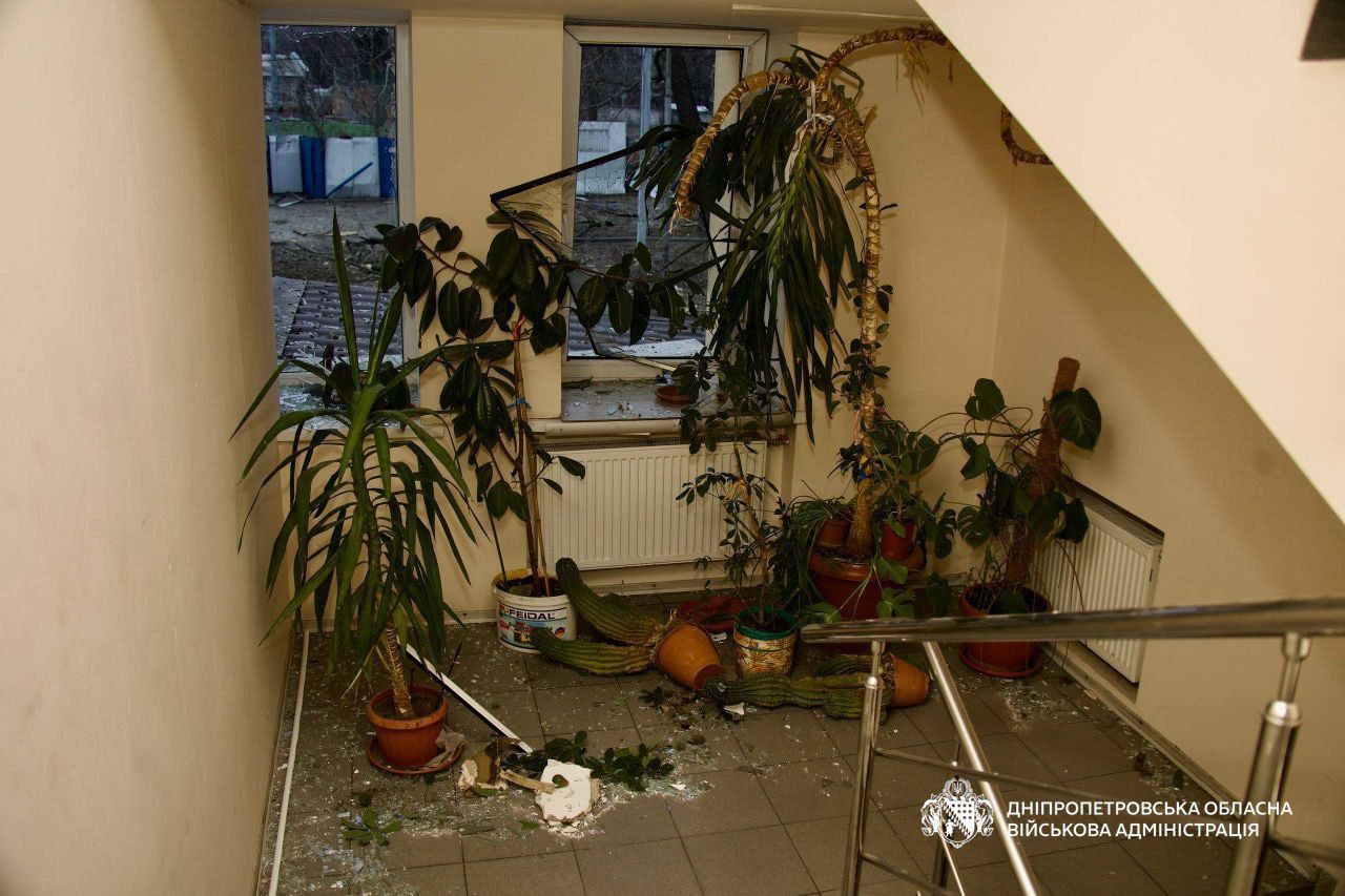 Поврежденное здание внутри. Фото: ДнепрОВА
