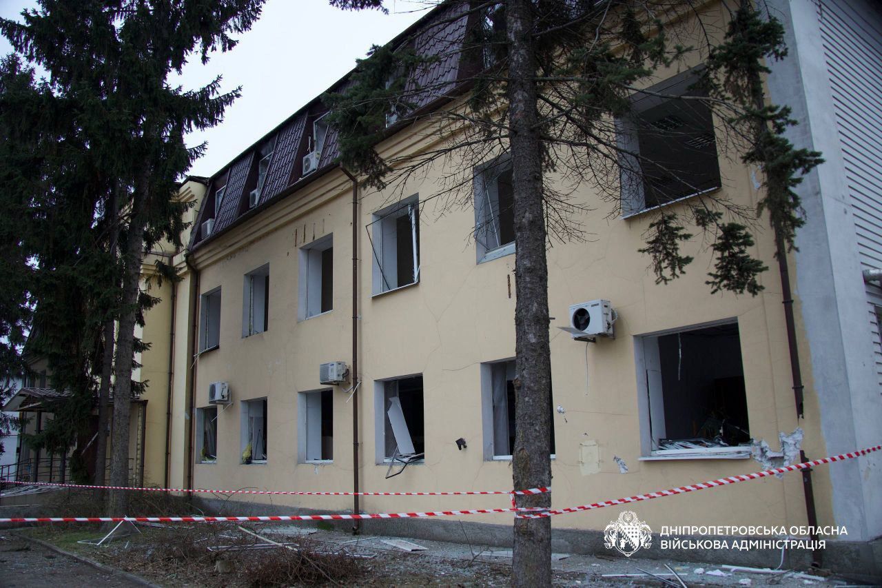 В здании выбиты окна. Фото: ДнепрОВА