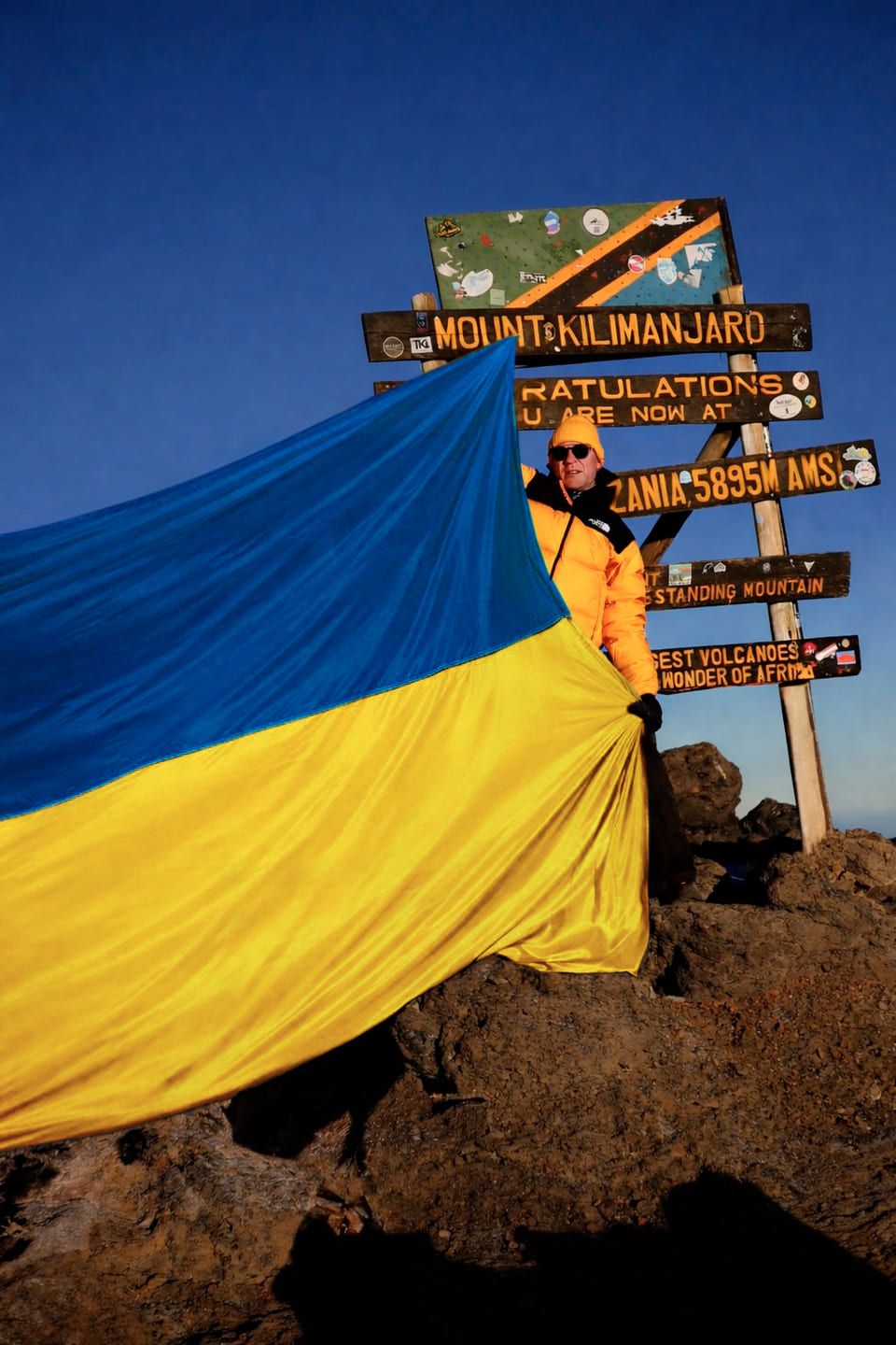 Дніпрянин розгорнув прапор на верхівці Кіліманджаро 