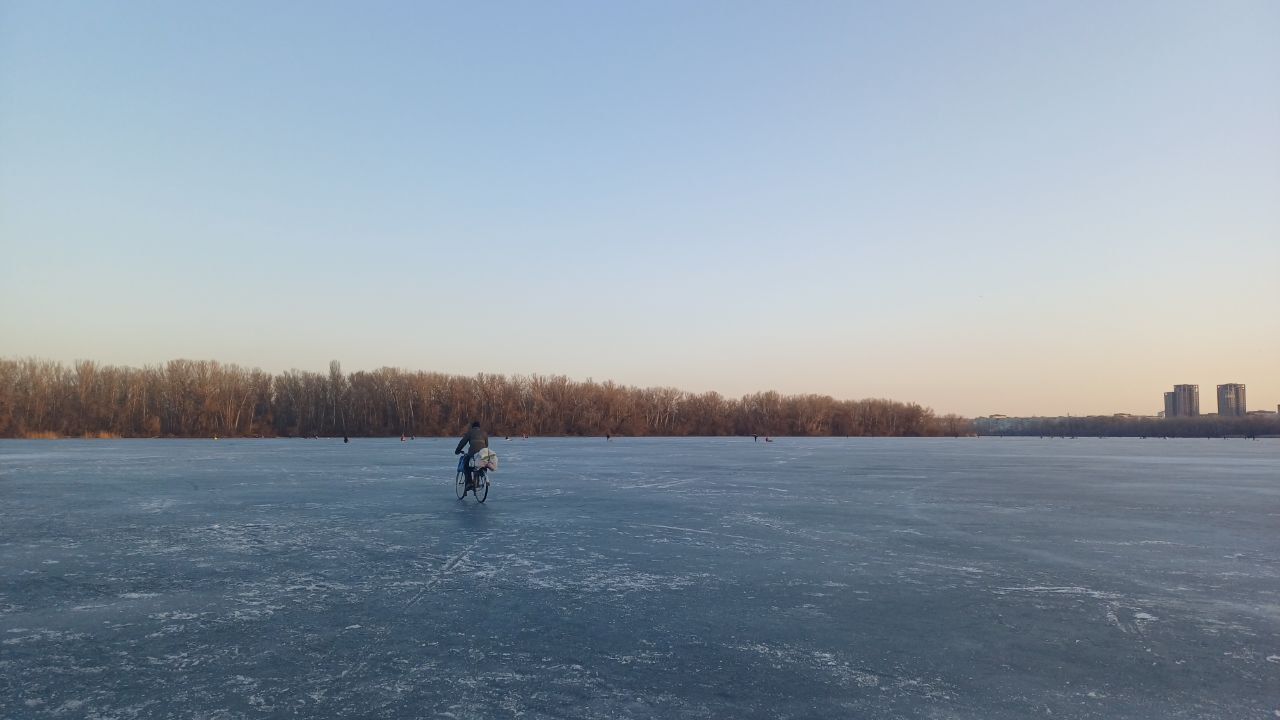 Чоловік їде на велосипеді
