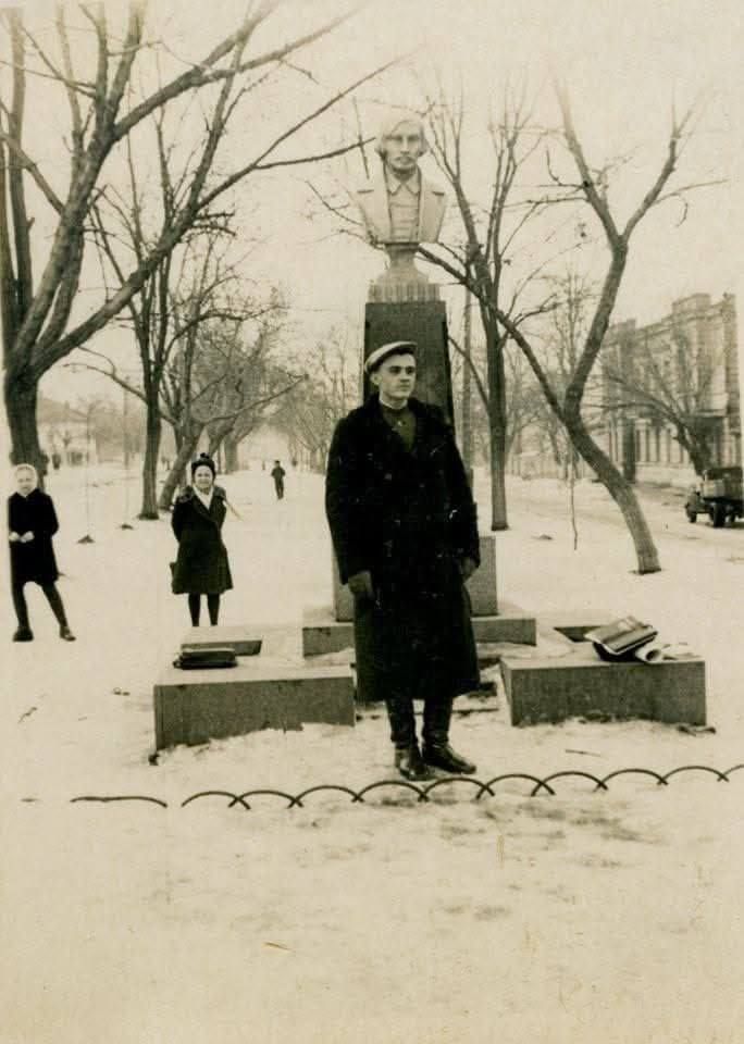 1949 рік. Перехрестя вулиць Гоголя и Шевченка. Перший пам'ятник Гоголю. Фото з колекції Грицаєнко С.Г.