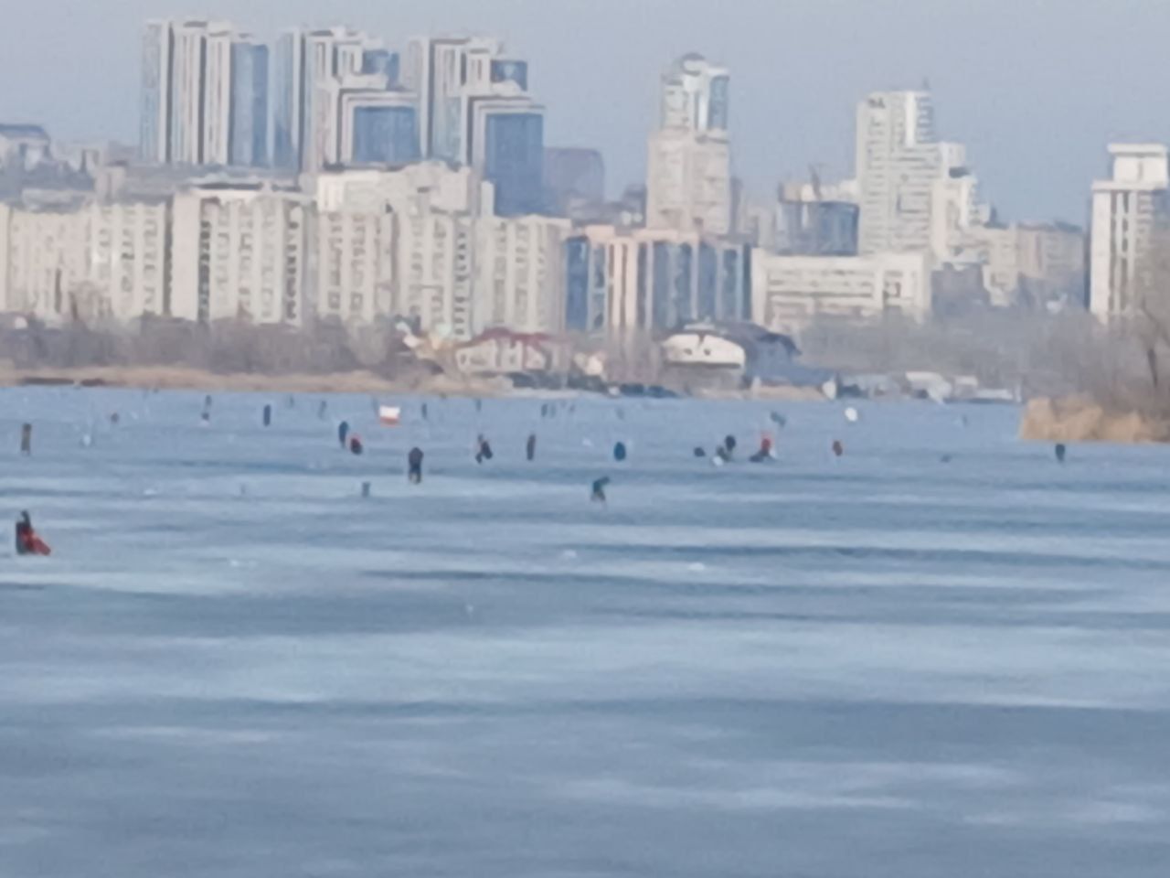 Рибалки та інші відчайдухи забрели на середину річки