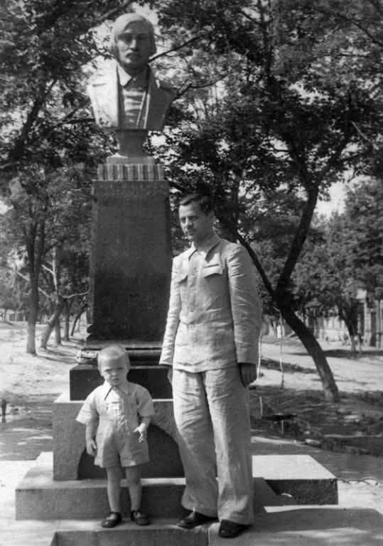 Перший пам'ятник на вулиці Гоголя в 1950-х. Архів Віктора Кулакова