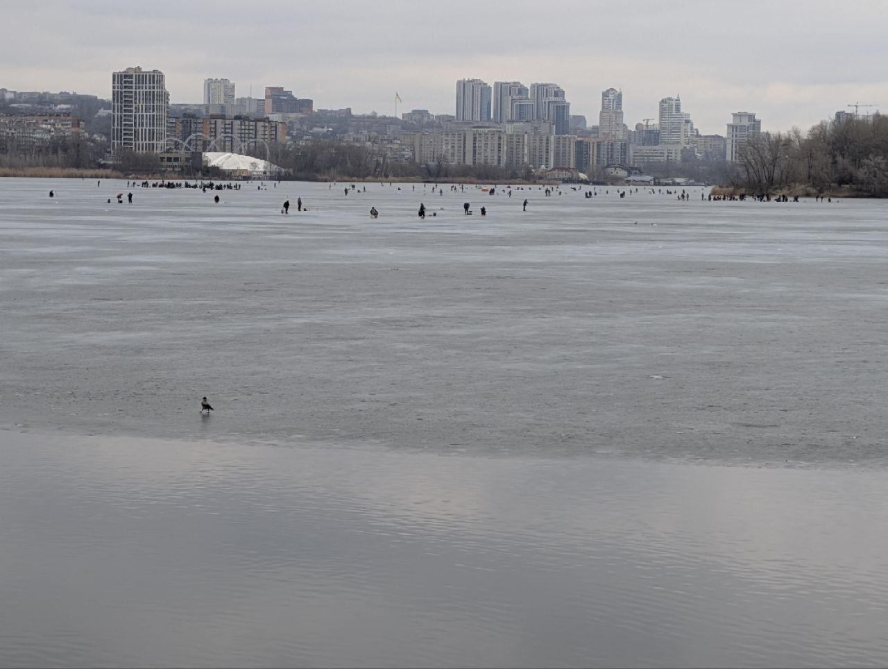 Десятки людей все ще виходять на кригу