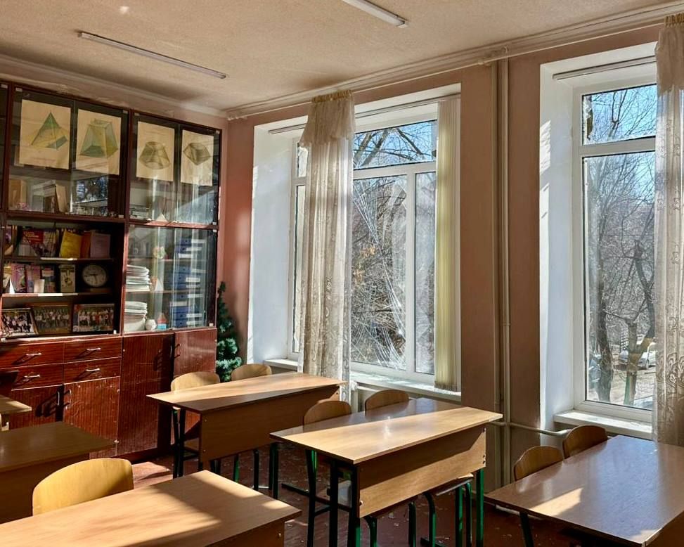 Один із кабінетів у пошкодженій гімназії