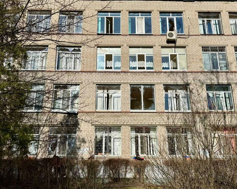 У школі вибиті шибки