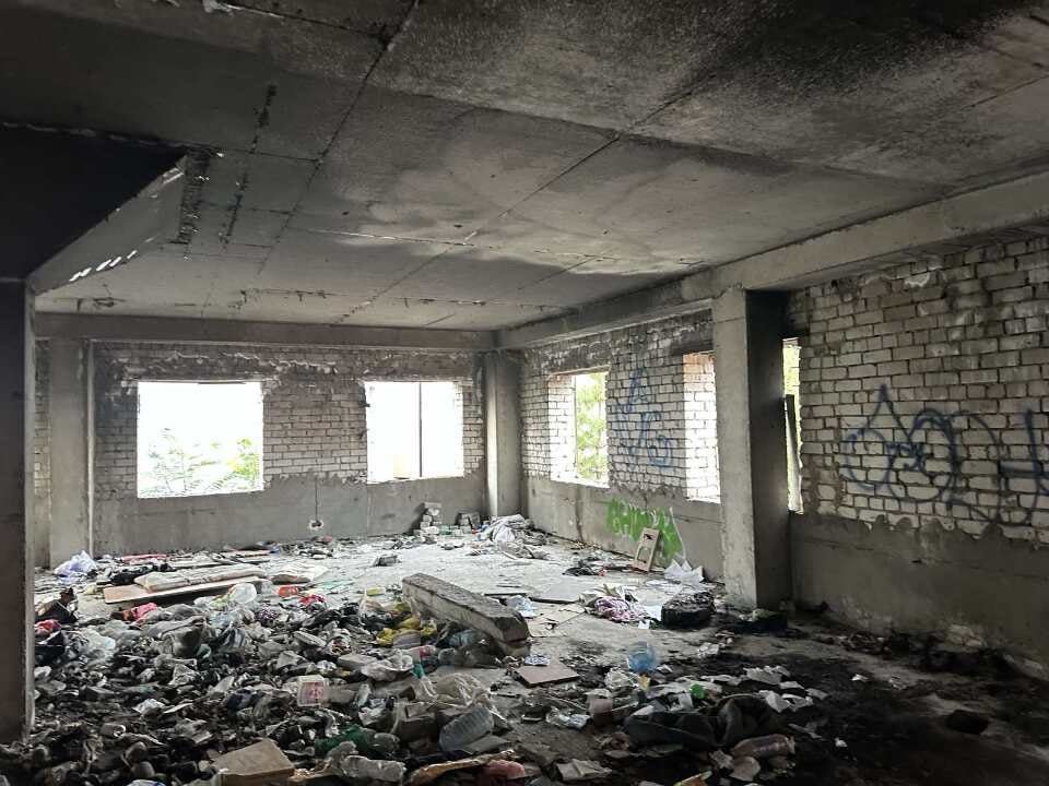 Споруда перетворилась на смітник