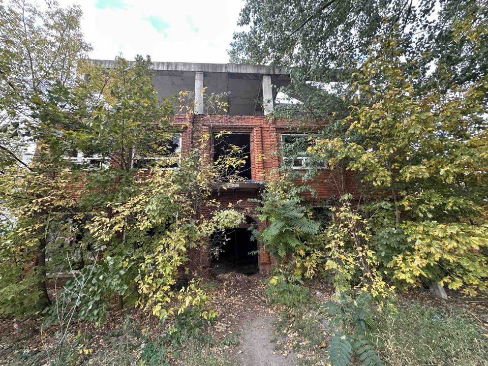 Будівля зовні