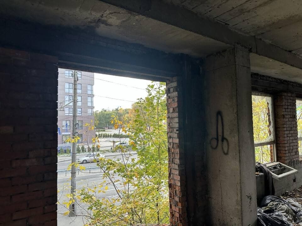 Будівля розташована у досить привабливому місці