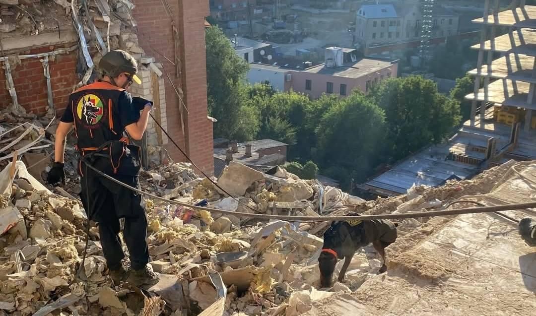 Ханна під час пошукової операції на руїнах будинку. Фото: "Антарес".