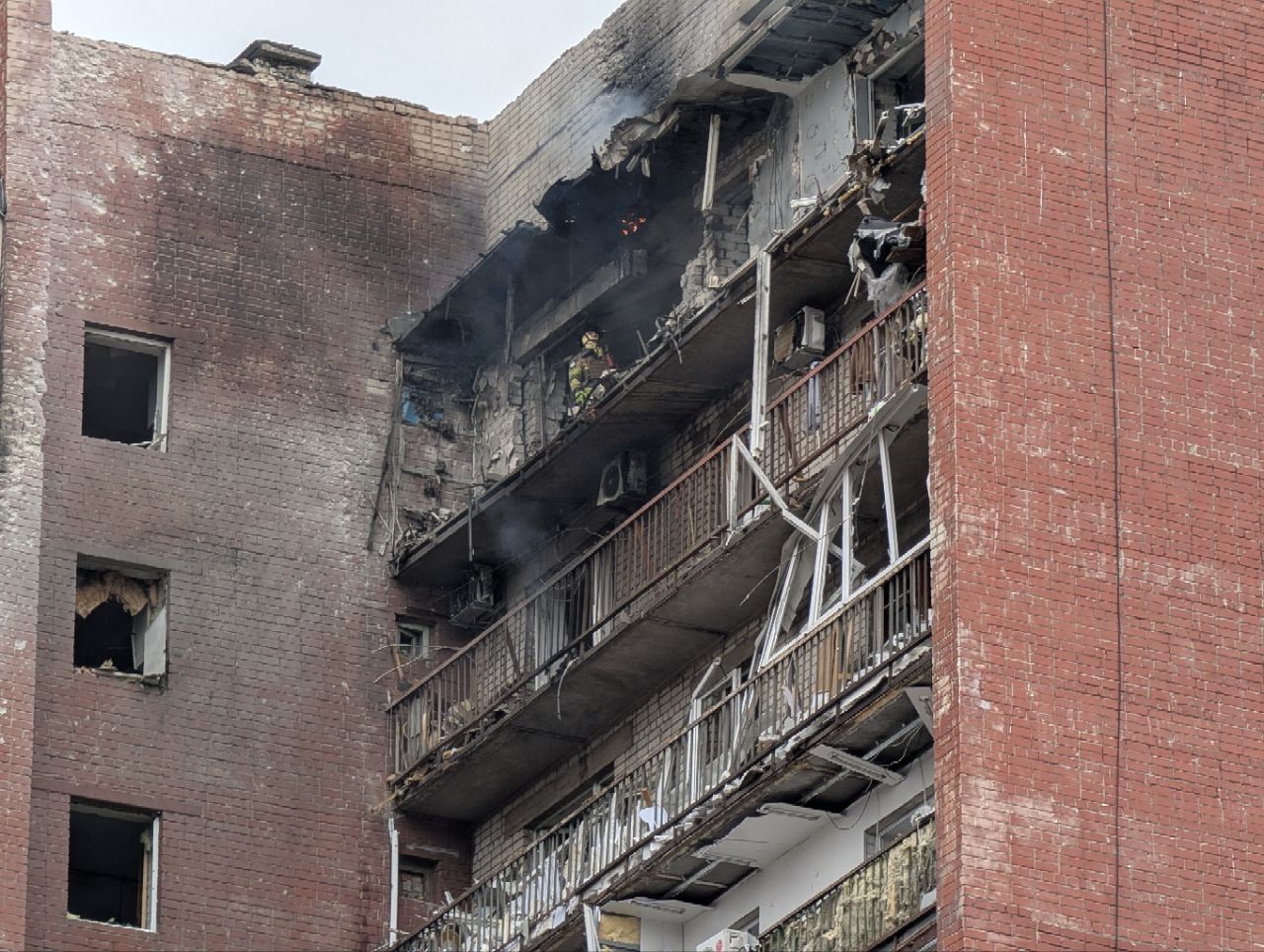 На верхніх поверхах працюють рятувальники