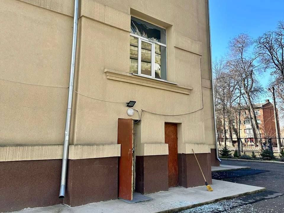 У будівлях поруч побиті вікнв