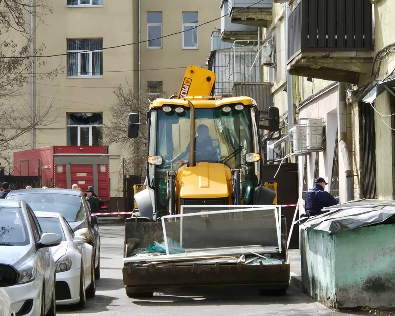 Комунальники працюють на місці удару