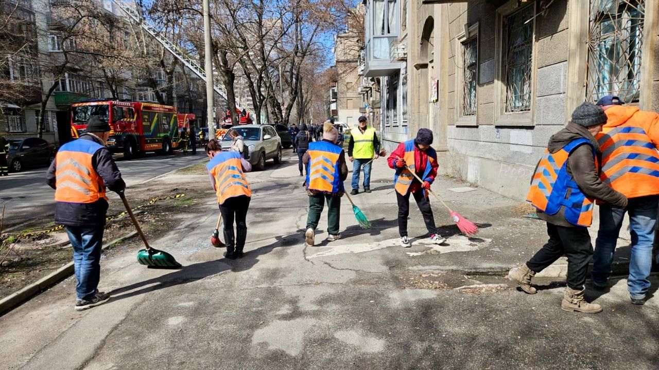 Комунальники прибирають скло та уламки