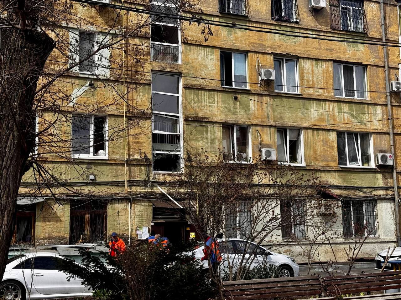 Один із пошкоджених будинків