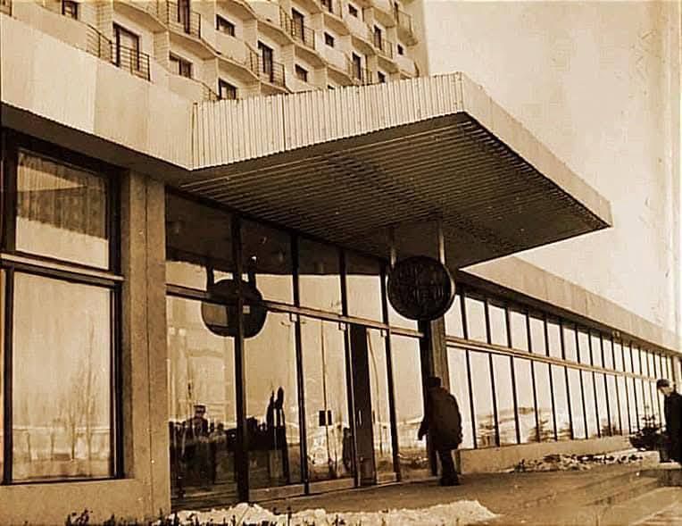 Вход в отель