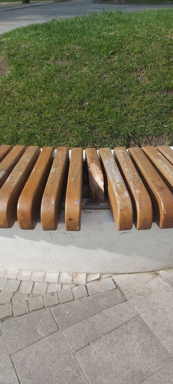 Зламане сидіння лавочки