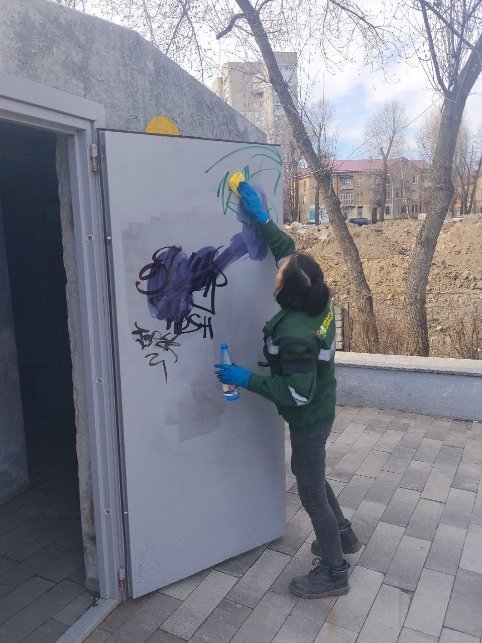 Обмальовані двері укриття