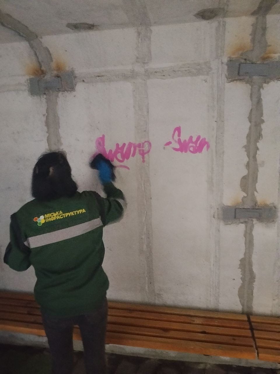 Стіни всередині модульного укриття також обмальовують