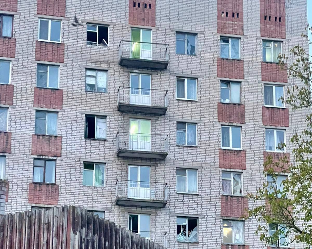 Вибиті вікна в одній із будівель