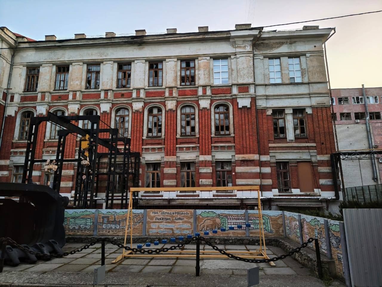 Поврежденное здание