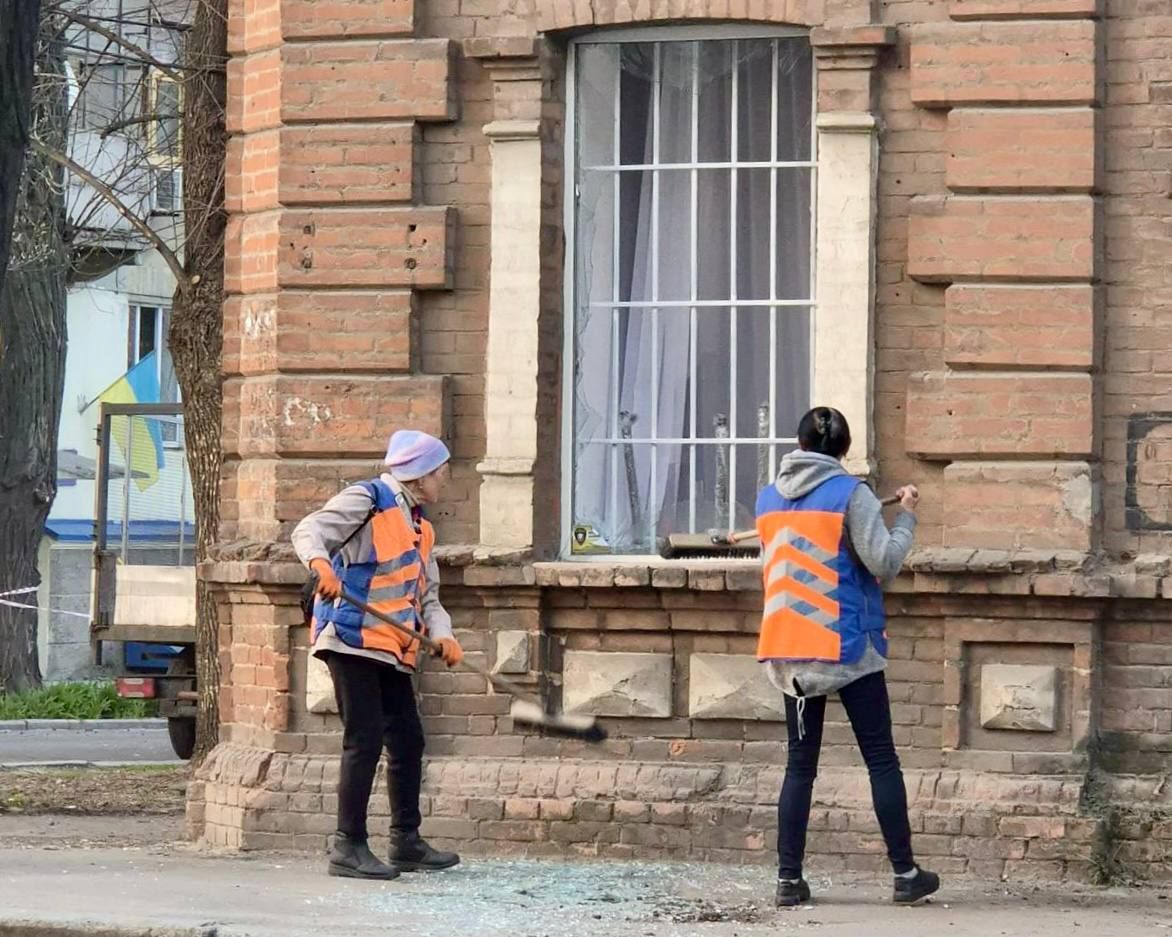 Комунальники прибирають розбите скло