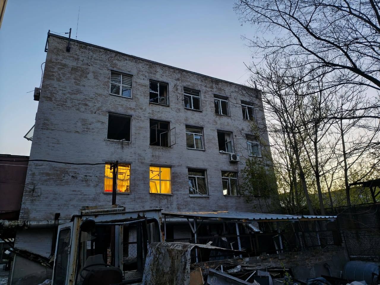 Еще одно поврежденное здание кампуса