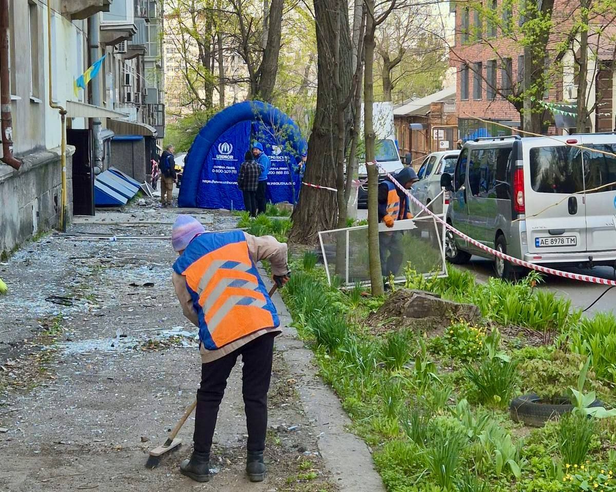 Комунальники прибирають розбите скло