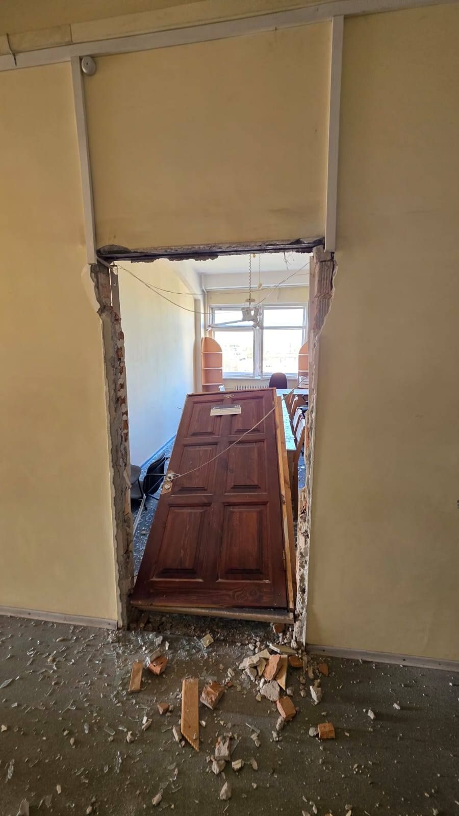 Взрывной волной выбило дверь