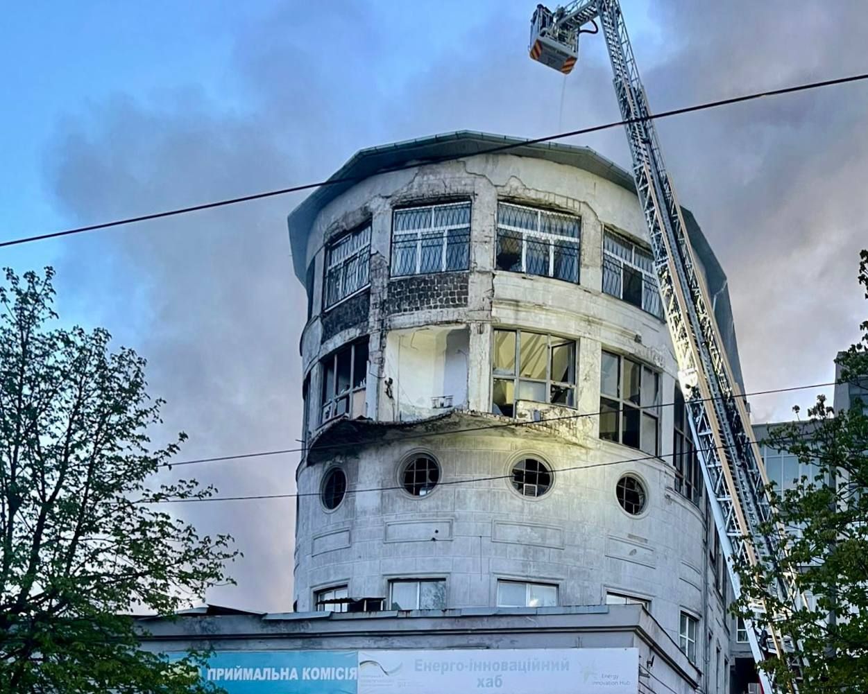 Пошкоджена будівля навчального закладу