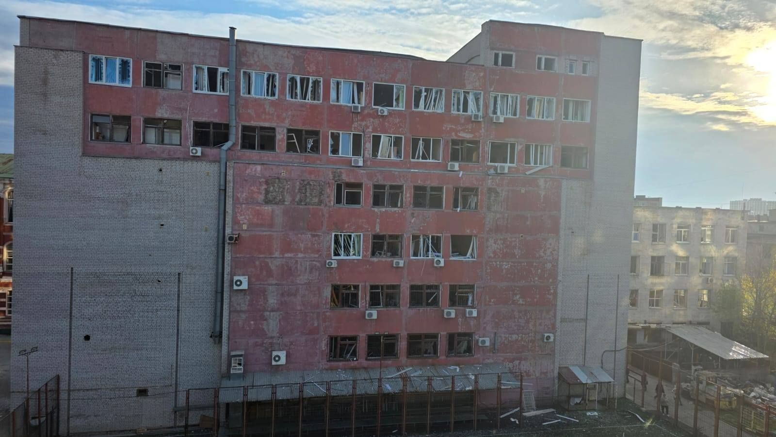 Окна выбило почти все