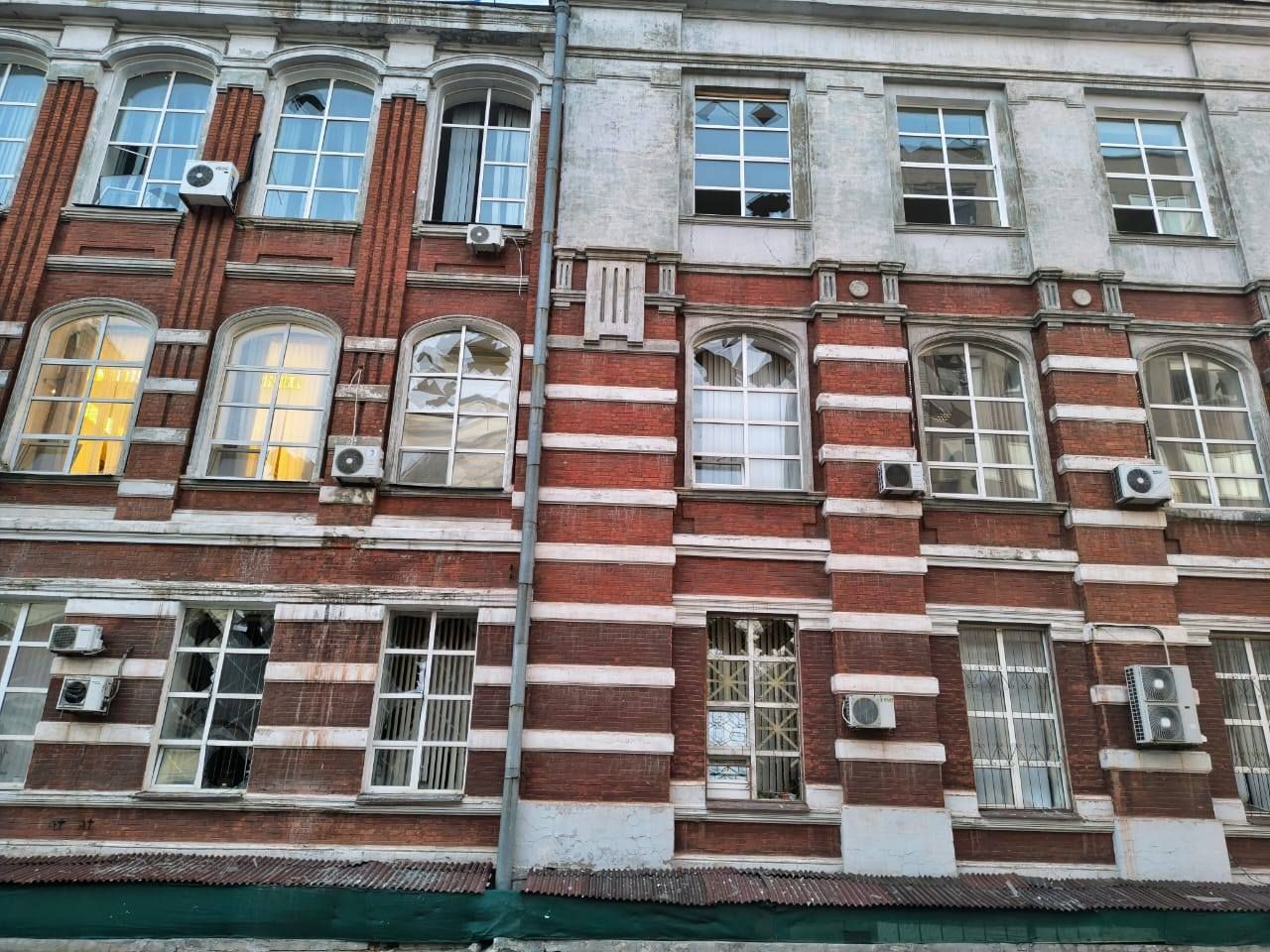 В зданиях кампуса выбиты окна